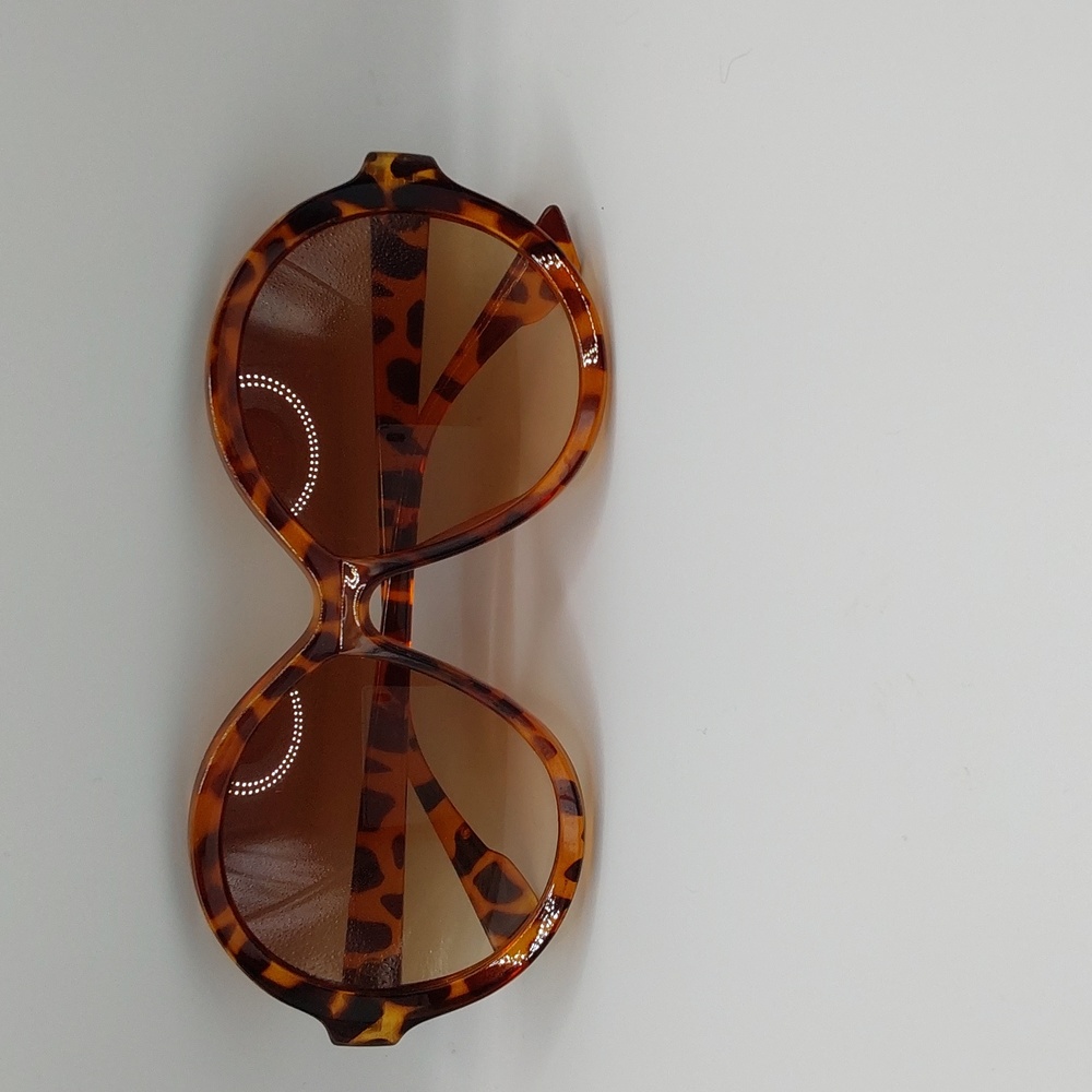 Beautiful amber colored animal print sunglasses 🔥🔥 New without tags